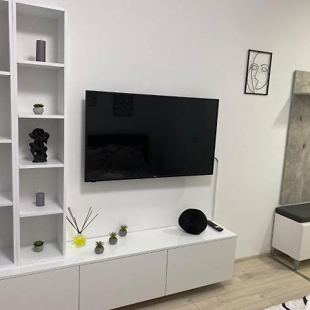 Monica Studio Onesti Exteriér fotografie